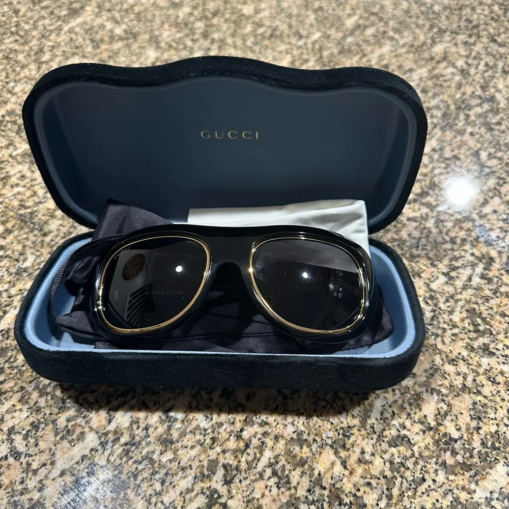 Gucci Black and Gold Sunglasses with Case - Picture 4 of 6